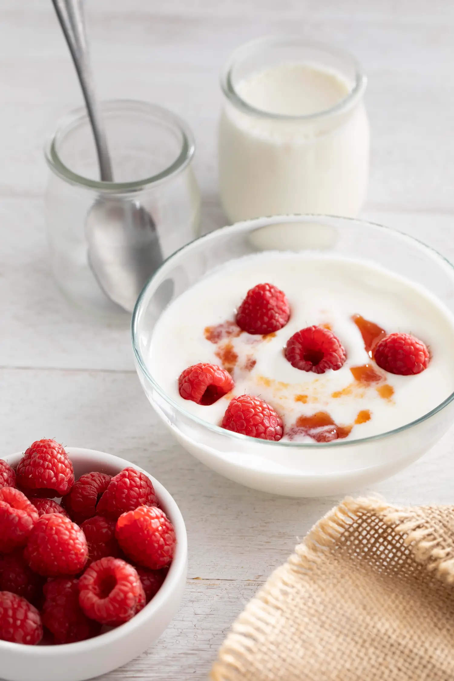 Copo de iogurte natural servido com frutas vermelhas